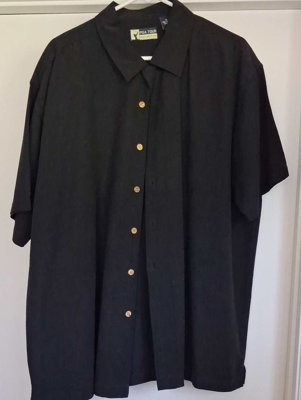 PGA Tour Men’s Black Short-Sleeve Button-Down Silk Shirt with Contrast Buttons